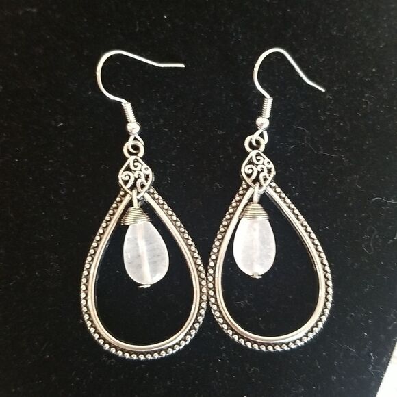 Silvertone Hanging Earrings NWOT - Picture 1 of 5